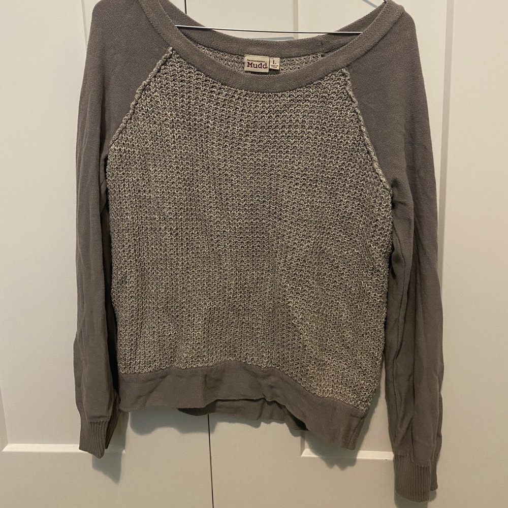 Knit crew neck sweatshirt with small hole in the arm pit